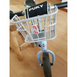 Puky blauwe loopfiets met een mandje