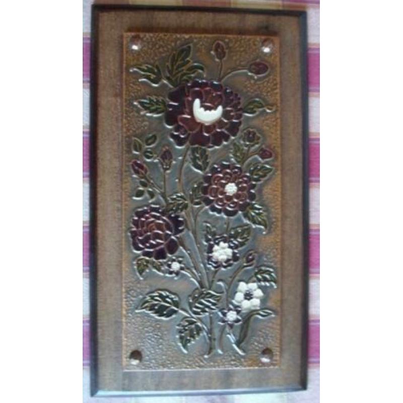 Koperen afbeelding bloemen (gehamerd) op houten paneel.