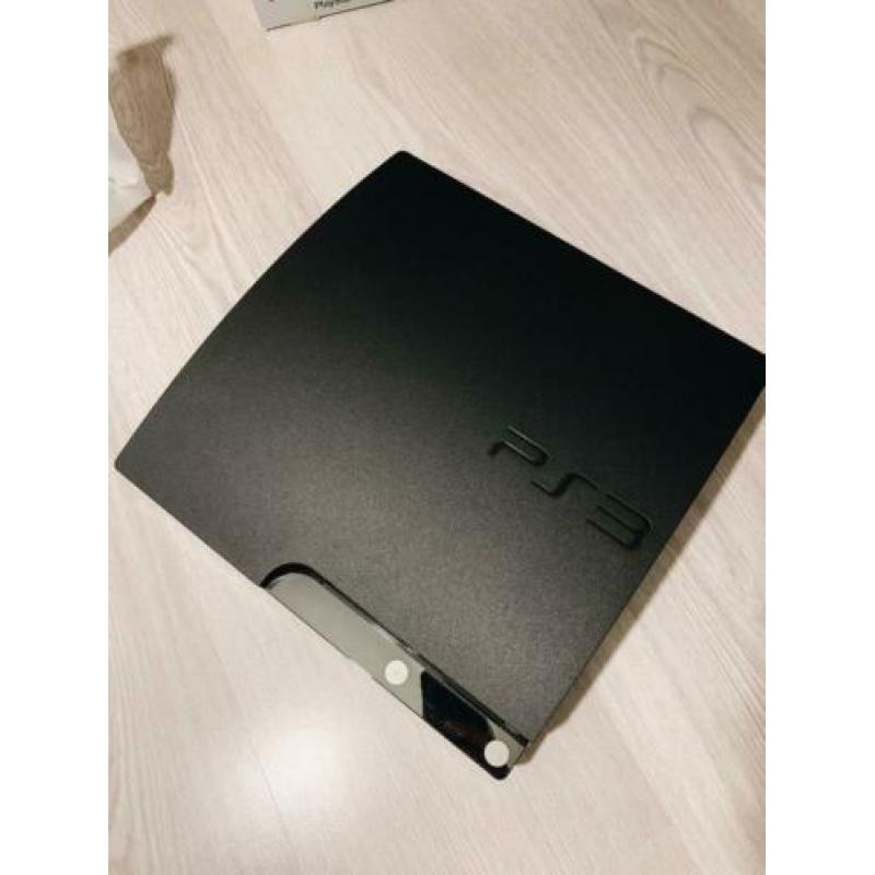 PS3 (250GB) + 12 spellen + 2 controllers