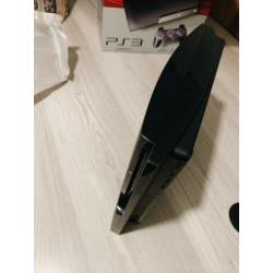 PS3 (250GB) + 12 spellen + 2 controllers
