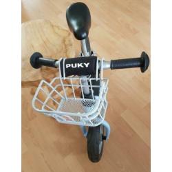 Puky blauwe loopfiets met een mandje