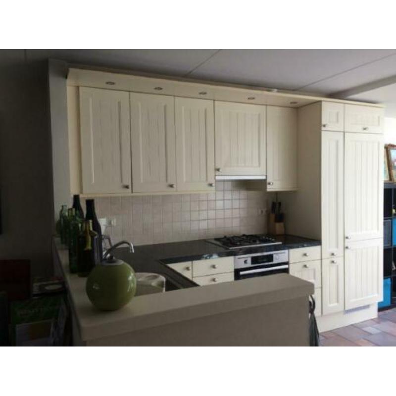Complete(Grando) Keuken Vanille kleur, incl apparaten