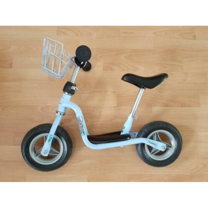 Puky blauwe loopfiets met een mandje