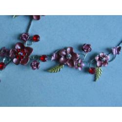 Zilverkleurige ketting met gekleurde bloemen/steentjes