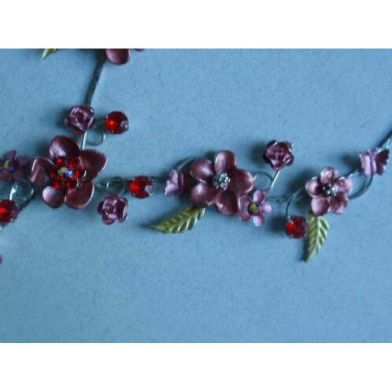 Zilverkleurige ketting met gekleurde bloemen/steentjes