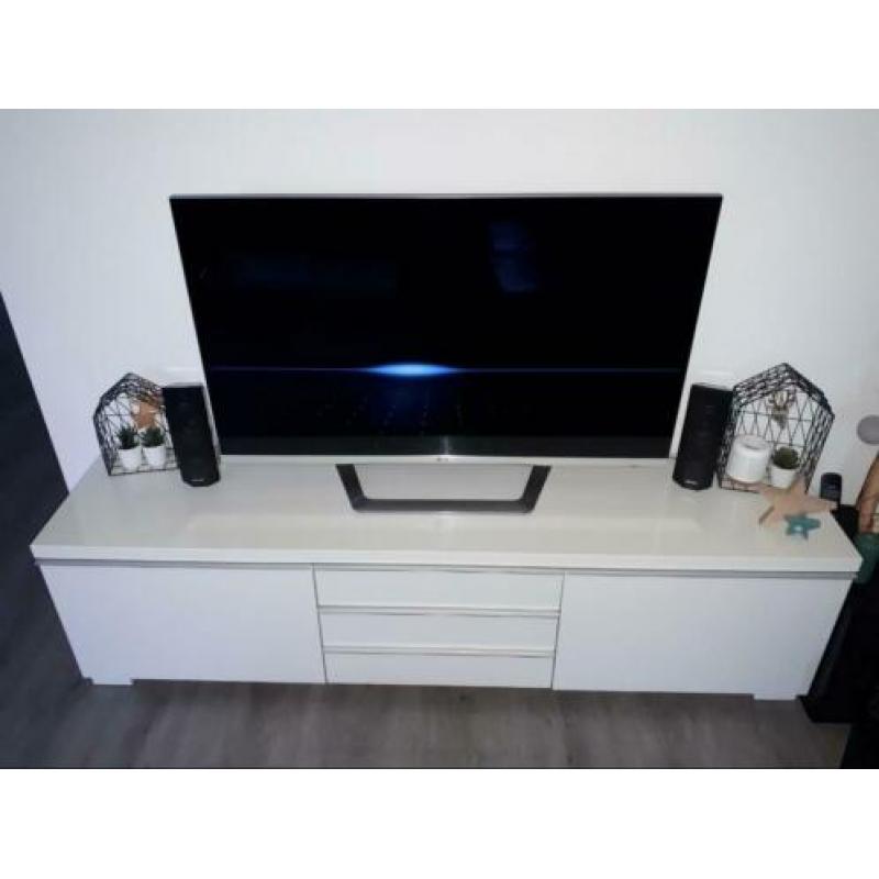 Net hoogglans wit tv-meubel van het merk Besta Burs