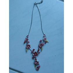Zilverkleurige ketting met gekleurde bloemen/steentjes