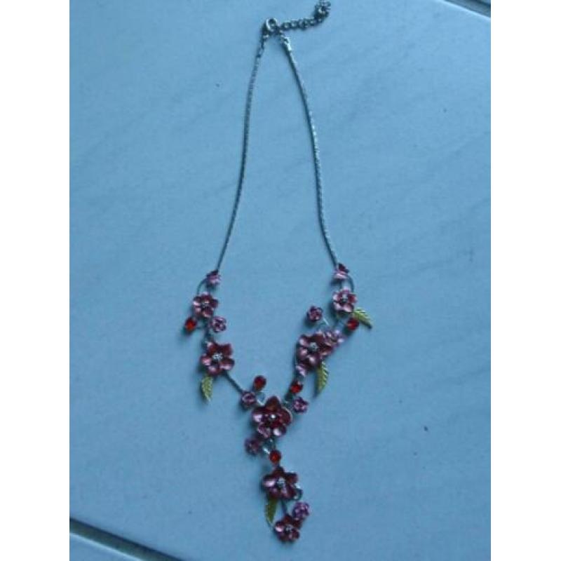 Zilverkleurige ketting met gekleurde bloemen/steentjes