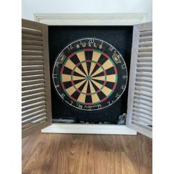 Bull’s dartbord in houten kast met toebehoren
