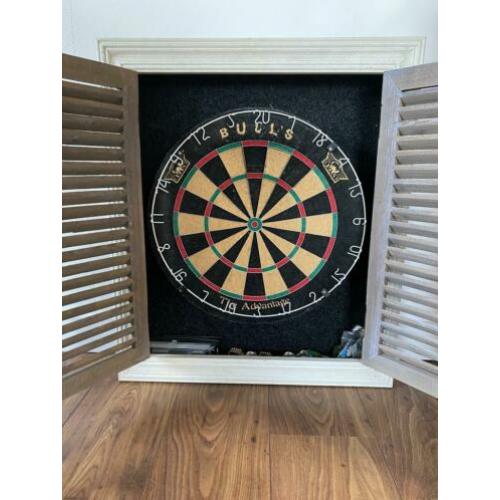 Bull’s dartbord in houten kast met toebehoren