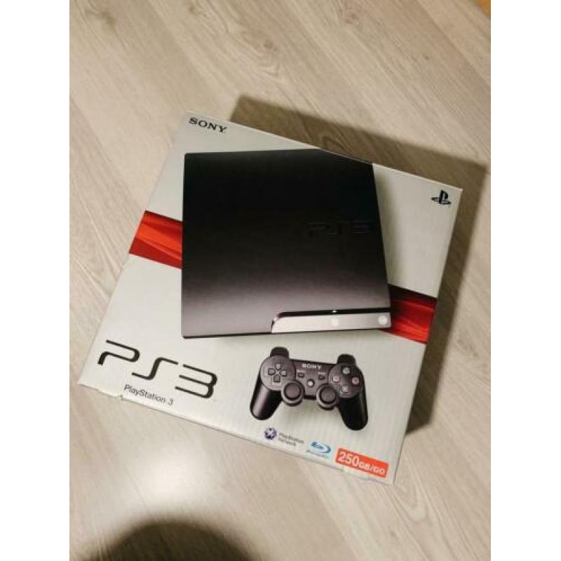 PS3 (250GB) + 12 spellen + 2 controllers