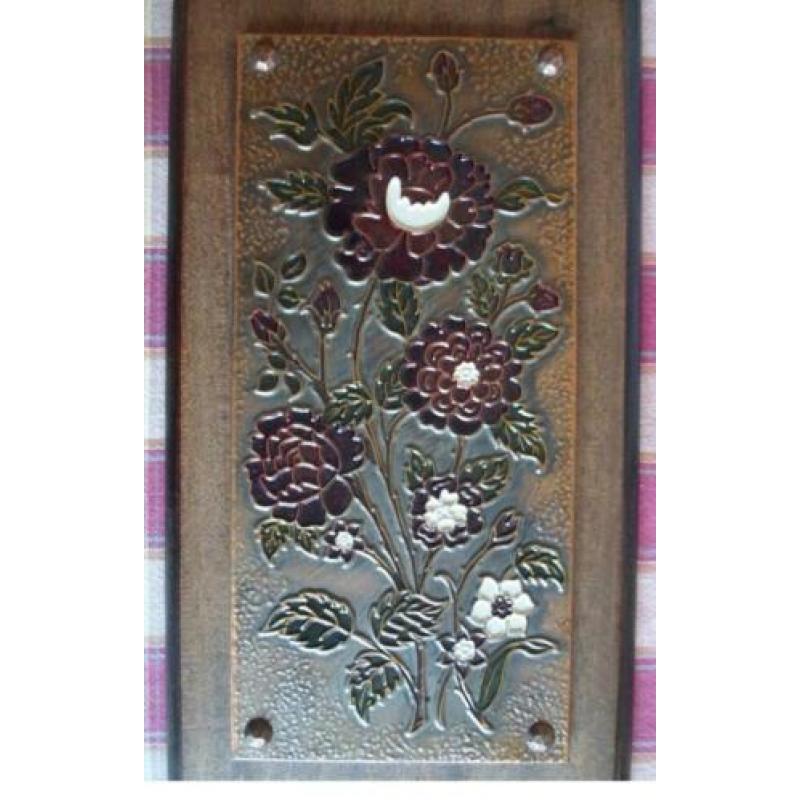 Koperen afbeelding bloemen (gehamerd) op houten paneel.