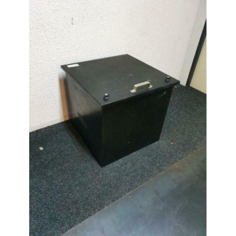 Uitverkoop!! Metalen opbergbak voor €40,-!