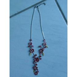 Zilverkleurige ketting met gekleurde bloemen/steentjes