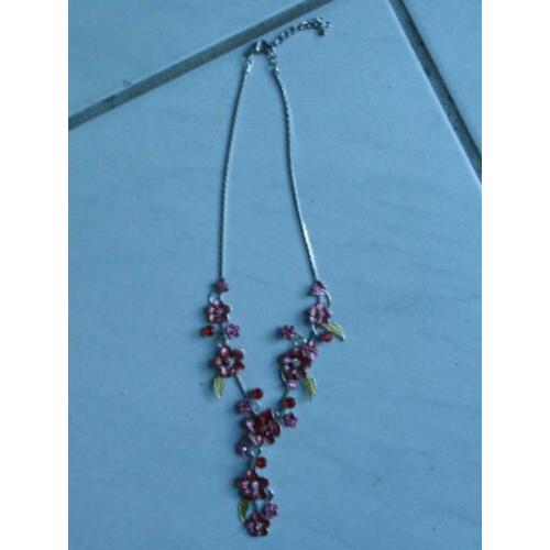 Zilverkleurige ketting met gekleurde bloemen/steentjes
