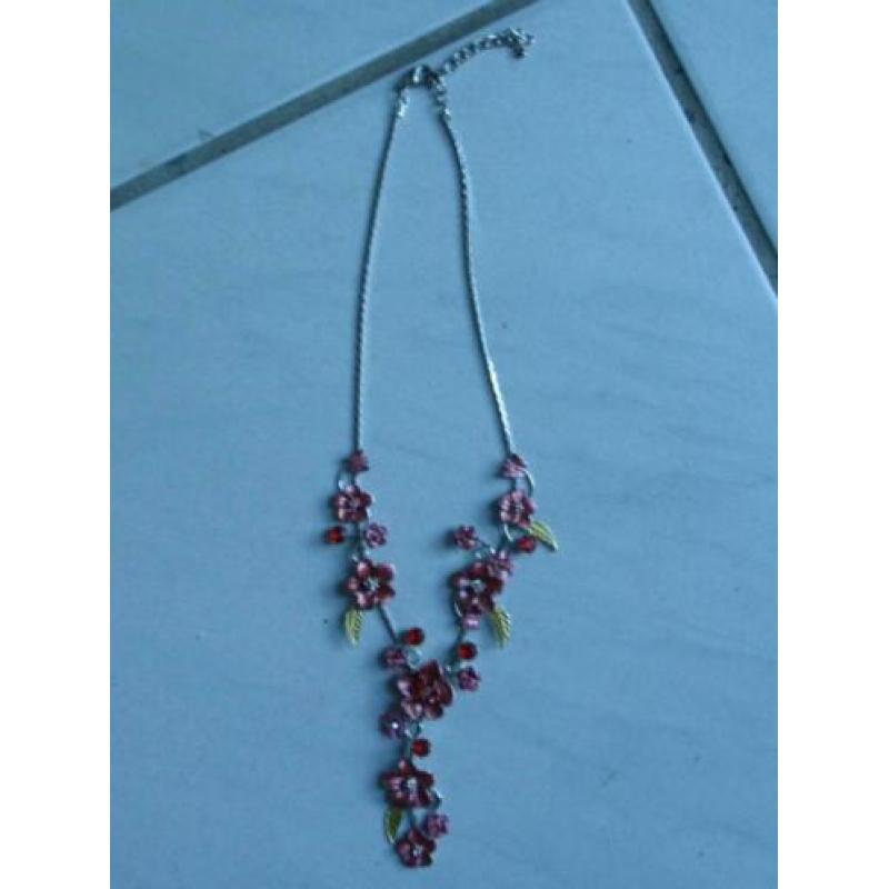 Zilverkleurige ketting met gekleurde bloemen/steentjes