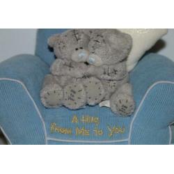 Me to you beertje op blauwe bank sofa a hug from me to you
