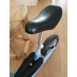 Puky blauwe loopfiets met een mandje