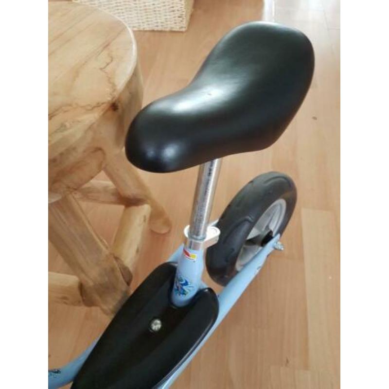 Puky blauwe loopfiets met een mandje