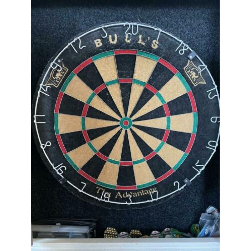 Bull’s dartbord in houten kast met toebehoren