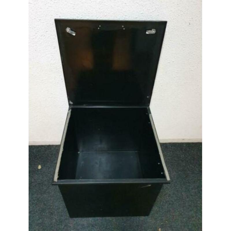 Uitverkoop!! Metalen opbergbak voor €40,-!