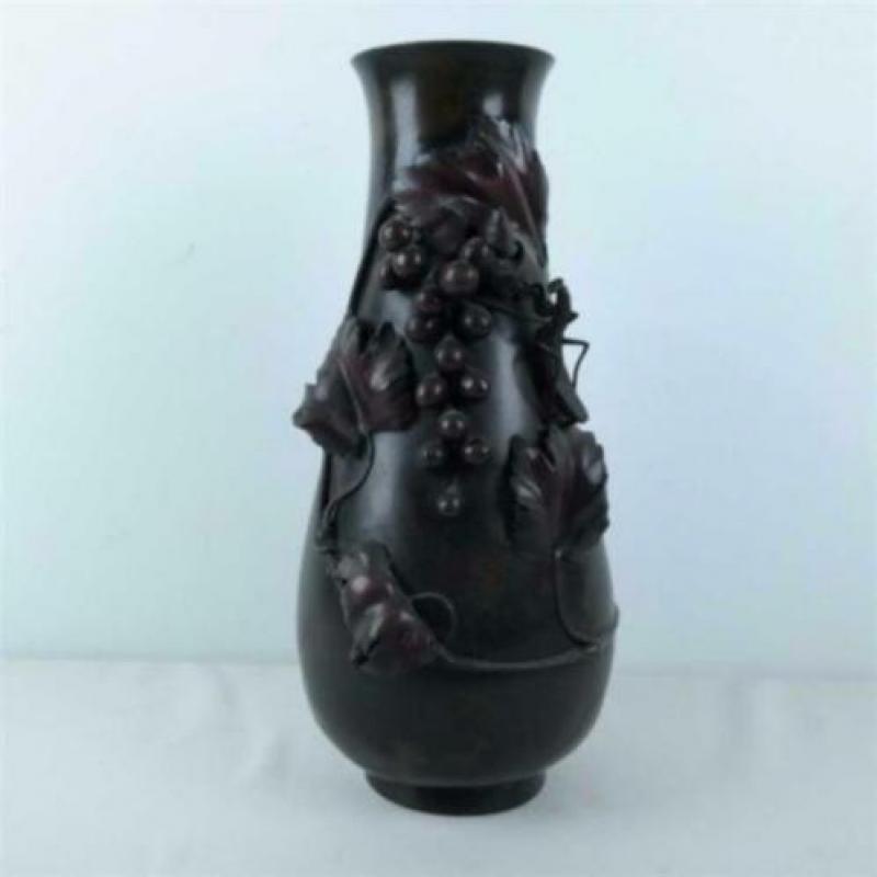 Japanse bronzen vaas met sprinkhaan