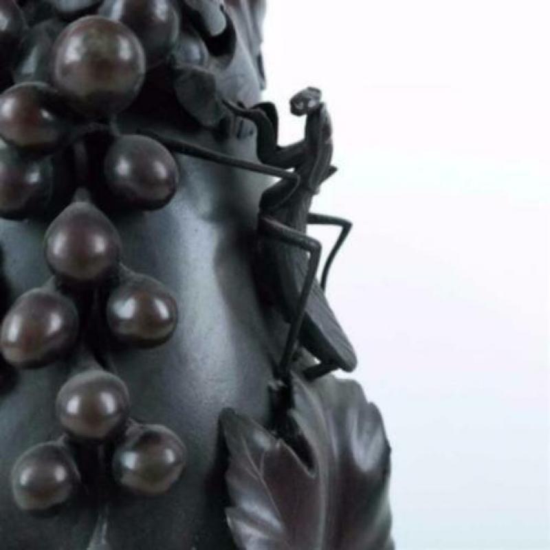 Japanse bronzen vaas met sprinkhaan