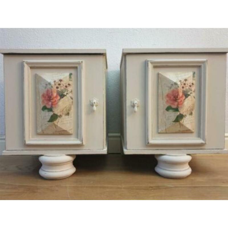 2 Witte nachtkastjes met rozen, bloemen, brief afbeelding