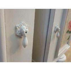 2 Witte nachtkastjes met rozen, bloemen, brief afbeelding