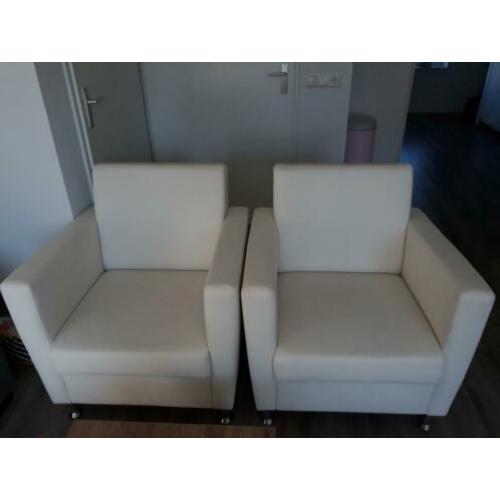 Te koop: 2 mooie en nette kunstleren witte fauteuils