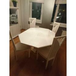 Zeer mooie eethoek met 4 stoelen compleet