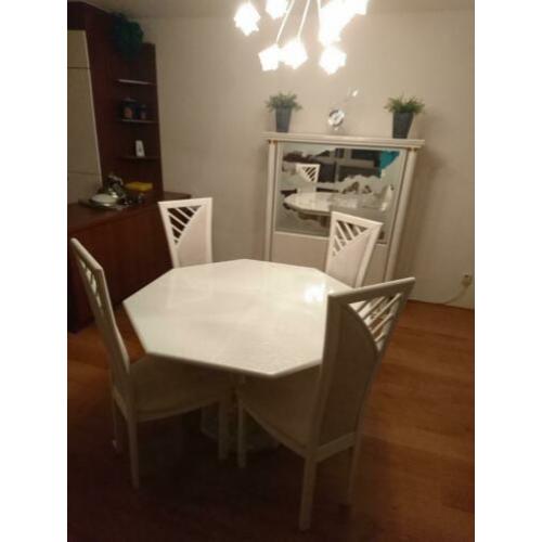 Zeer mooie eethoek met 4 stoelen compleet