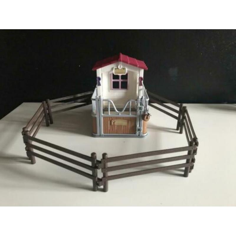 schleich stal met hekwerk + pony en veulen