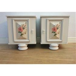 2 Witte nachtkastjes met rozen, bloemen, brief afbeelding