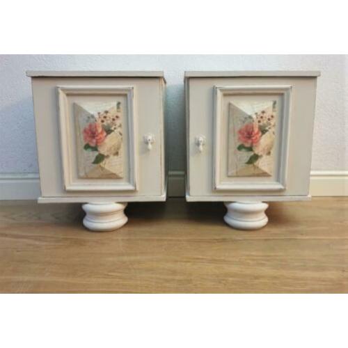 2 Witte nachtkastjes met rozen, bloemen, brief afbeelding