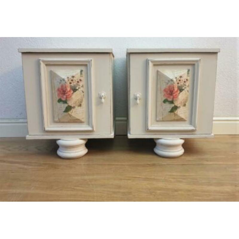 2 Witte nachtkastjes met rozen, bloemen, brief afbeelding