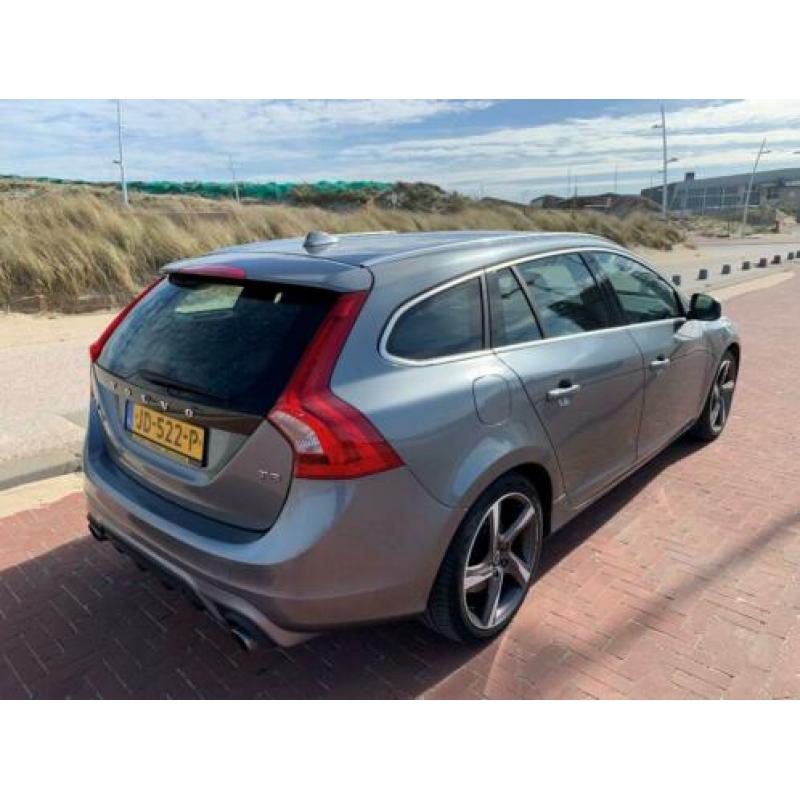 Volvo V60 2.0 T3 R-Design & Nordic+ Sport