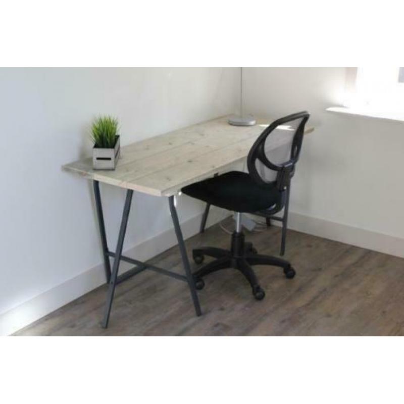 Bureau steigerhout met schragen