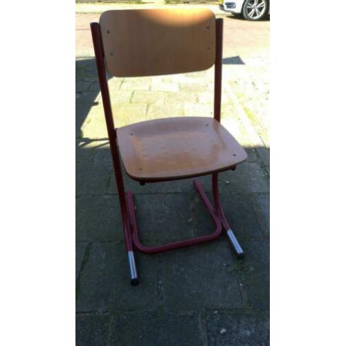 2 houten vintage stoelen, schoolstoel, kantinestoel, krukje