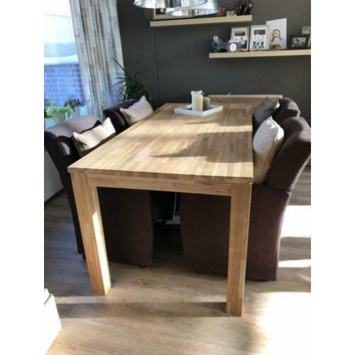 Eetkamertafel met stoelen op wielen