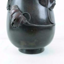Japanse bronzen vaas met sprinkhaan