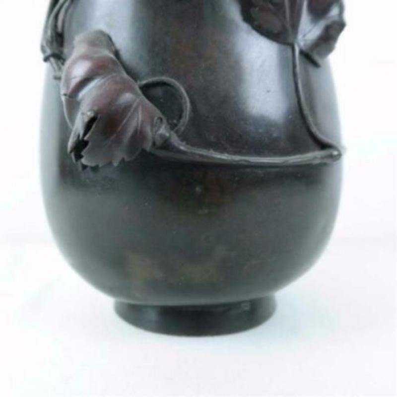 Japanse bronzen vaas met sprinkhaan