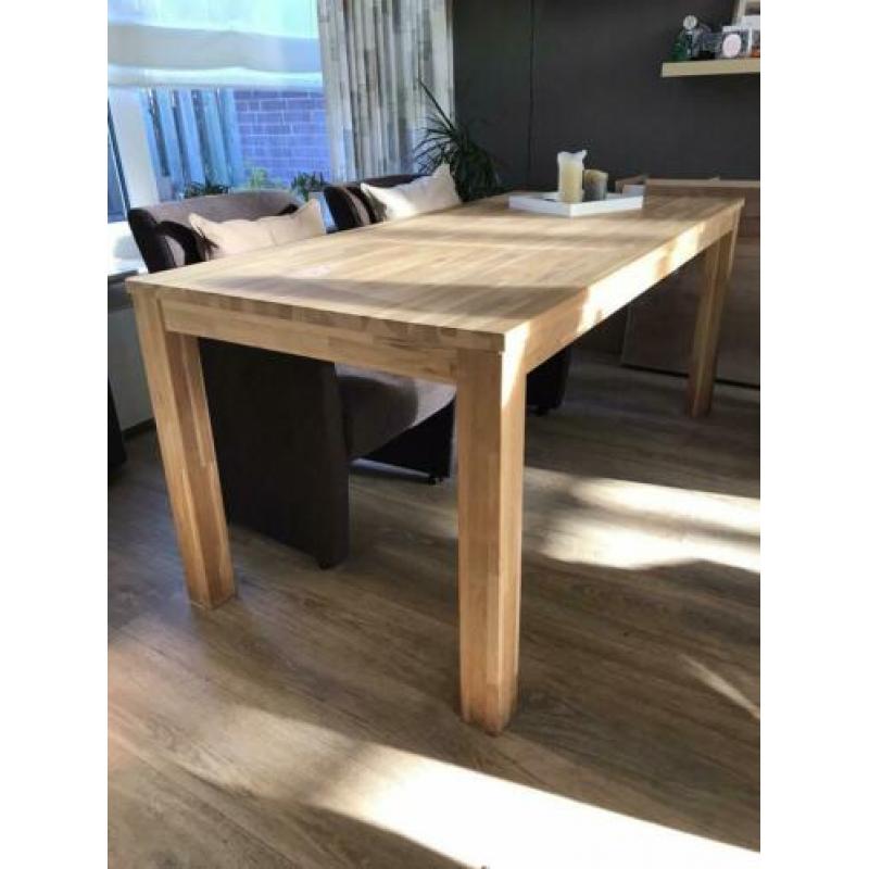 Eetkamertafel met stoelen op wielen