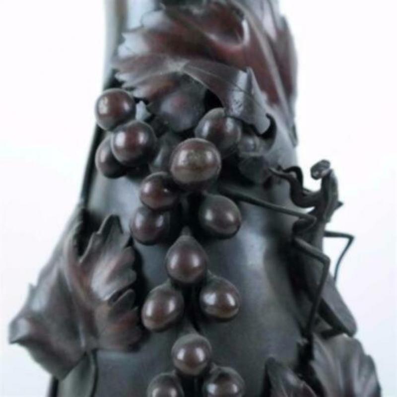 Japanse bronzen vaas met sprinkhaan