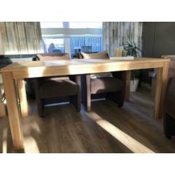 Eetkamertafel met stoelen op wielen