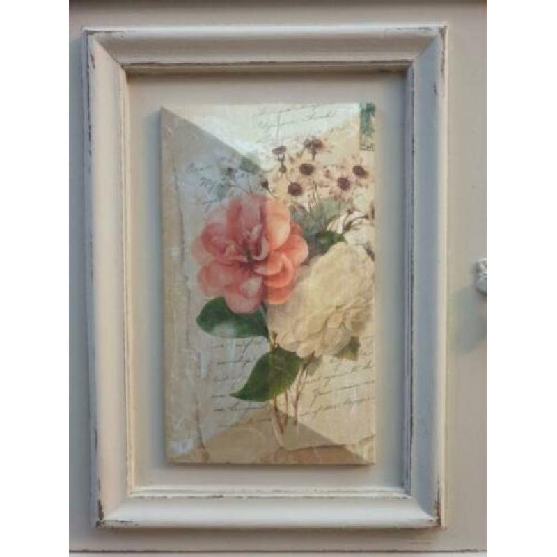 2 Witte nachtkastjes met rozen, bloemen, brief afbeelding