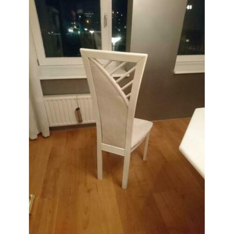 Zeer mooie eethoek met 4 stoelen compleet