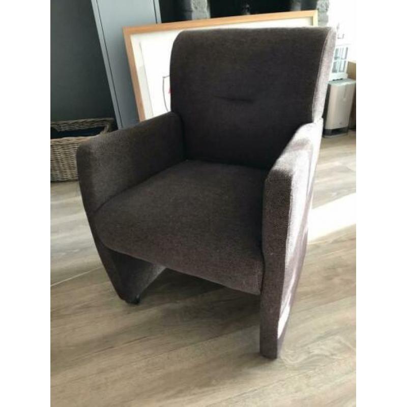 Eetkamertafel met stoelen op wielen