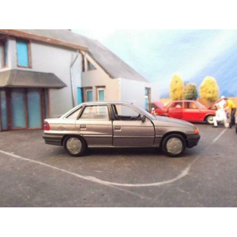 1/43 Opel Astra F Sedan - Gama metallic-antraciet