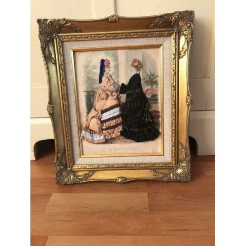Oude brocante lijst met romantisch tafereel vrouwen